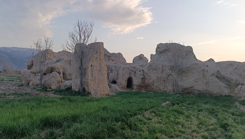 بررسی تپه باستانی سفید در بجنورد، عکاسی توسط بیتا پرش کولی-پیک چاپار